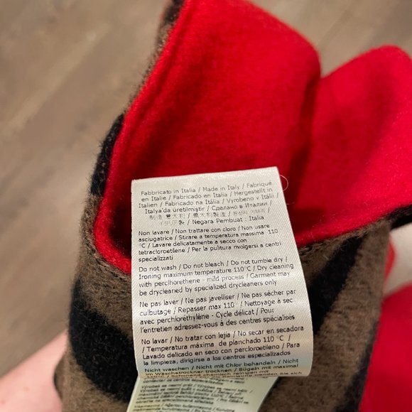 Fendi Vibrant Red and Iconic Brown Logo Poncho - Picture 5 of 5